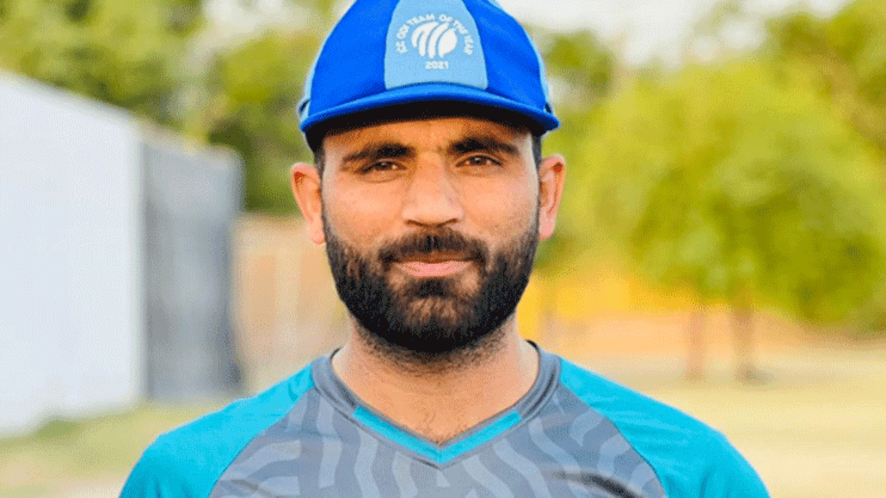 fakhar-zaman-receives-his-cap-for-odi-team-of-the-year-by-icc