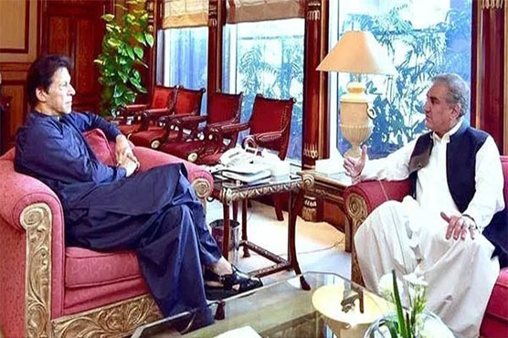 fm-qureshi-hands-over-rs-10-1-mln-cheque-for-relief-fund-to-pm-imran