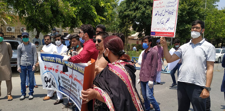 students-protest-outside-hec