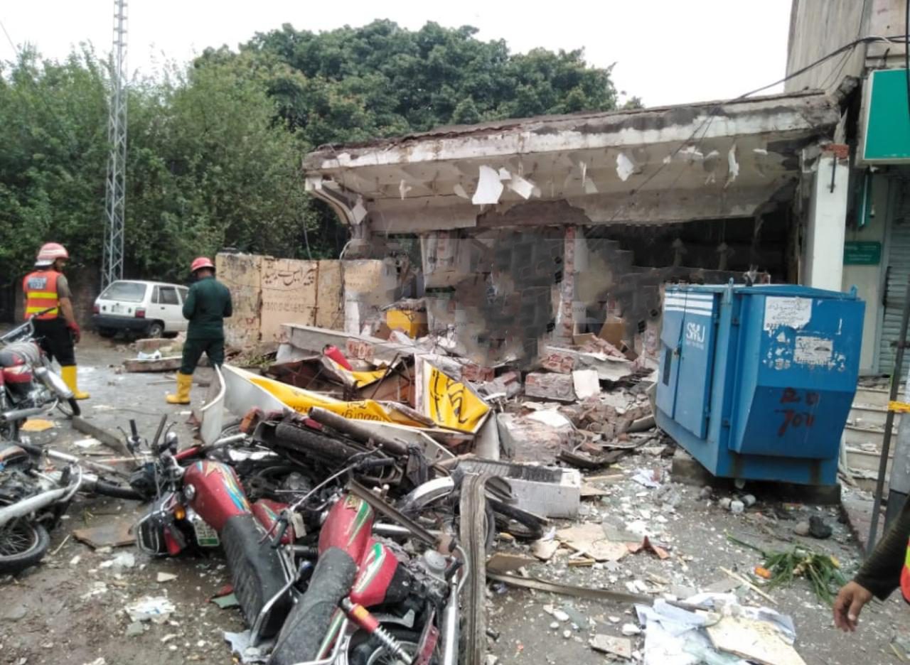 roof-of-private-bank-collapses