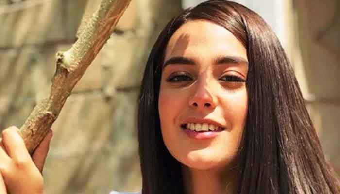 iqra-aziz-graces-in-all-white-look-in-latest-snap