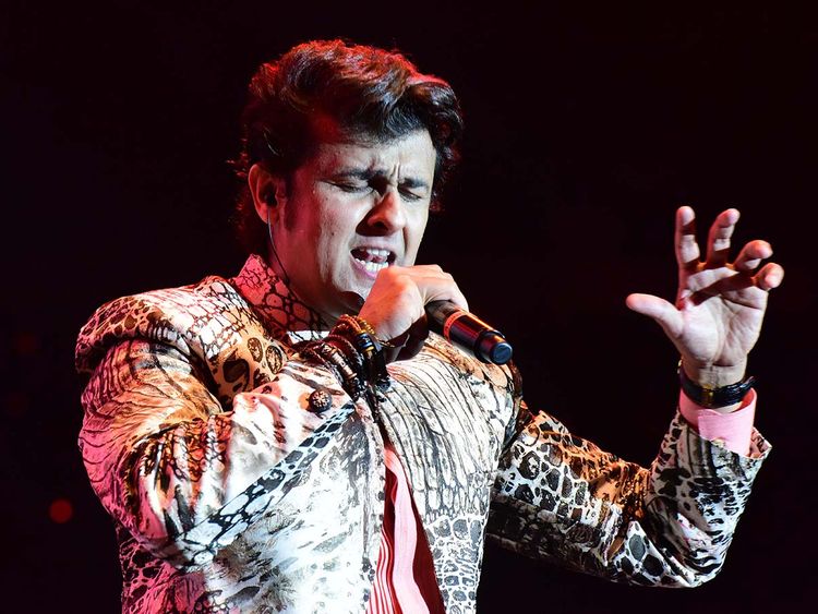 sonu-nigam-and-his-team-attacked-during-concert-in-mumbai-singer-registers-complaint