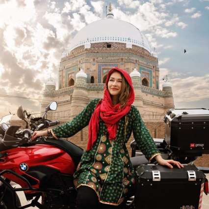 canadian-traveler-rosie-babrielle-turns-muslim