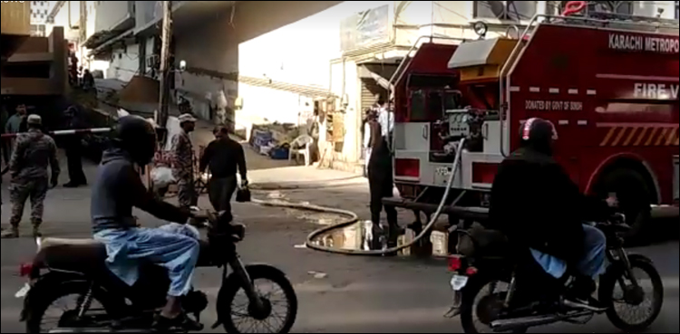 fire-rages-at-shopping-place-opposite-to-karachis-zainab-market
