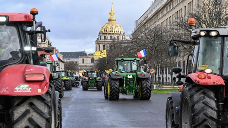 tractors-roll-into-paris-as-farmers-up-pressure-on-macron