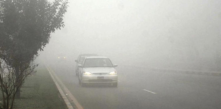 dense-fog-continues-to-disrupt-road-traffic-in-punjab
