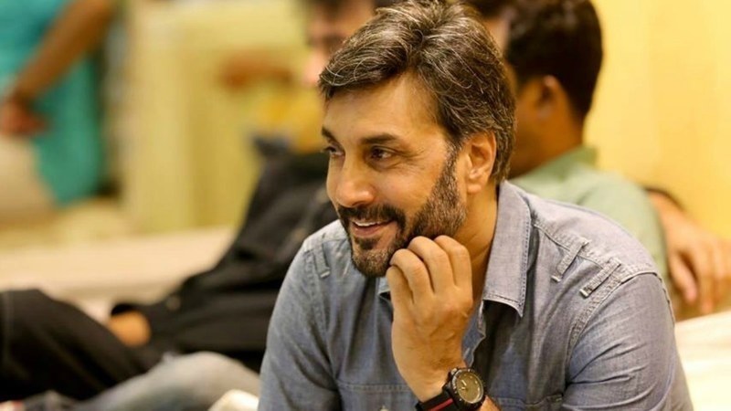 adnan-siddiqui-shared-his-shampoo-ad-from-the-90s-and-we-re-drowning-in-nostalgia