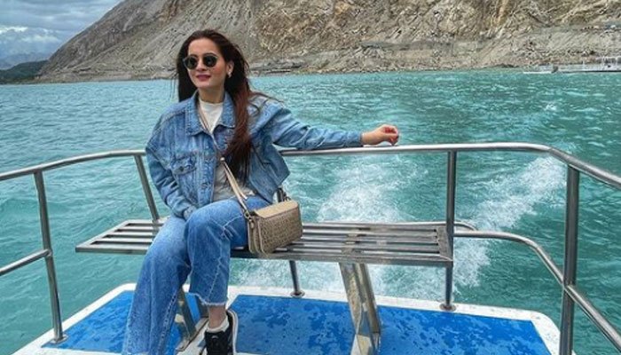 aiman-khan-taken-aback-by-beautiful-attabad-lake-my-pakistan