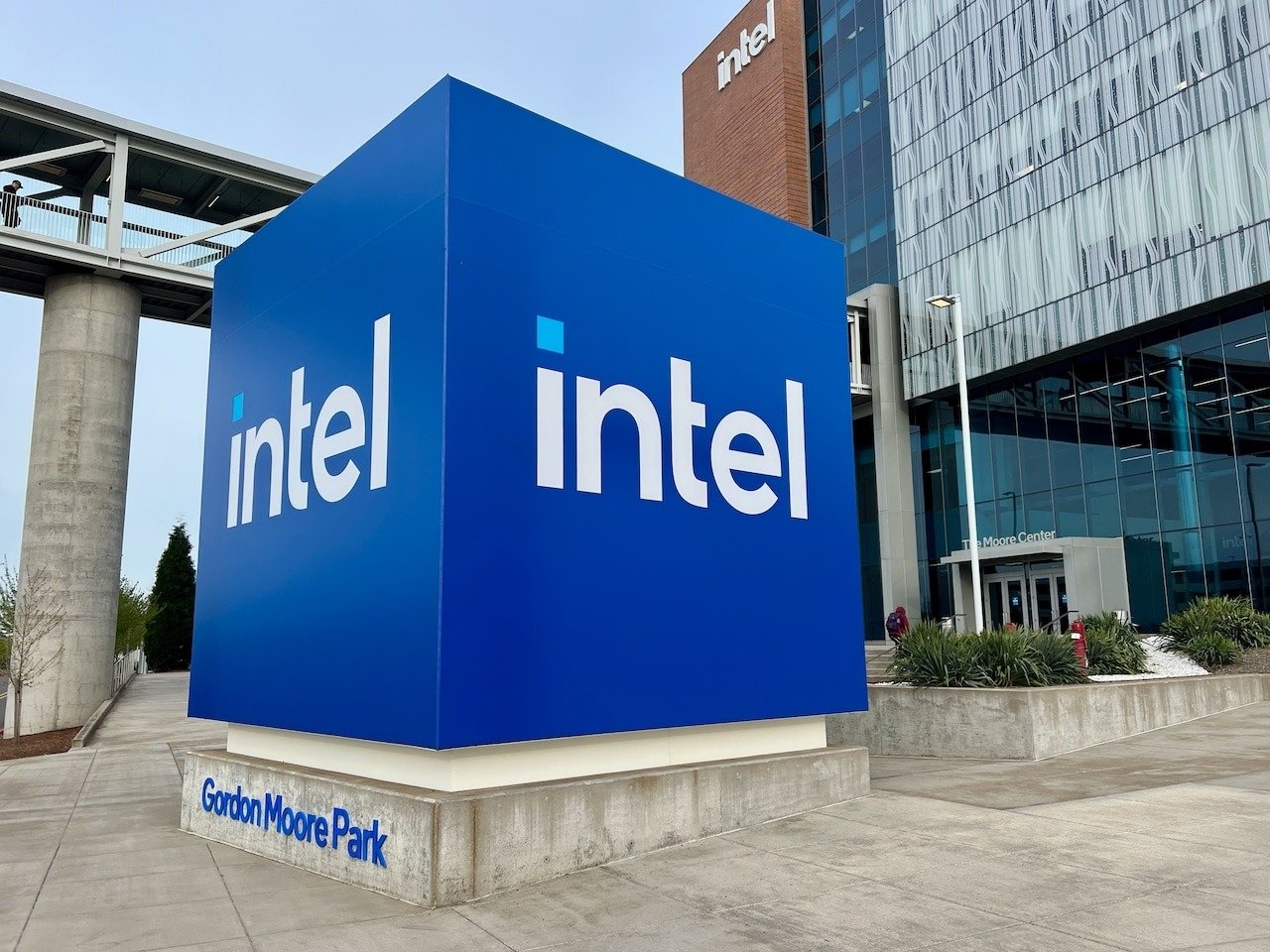 ex-intel-engineer-disappears-after-allegedly-stealing-18-000-top-secret-files