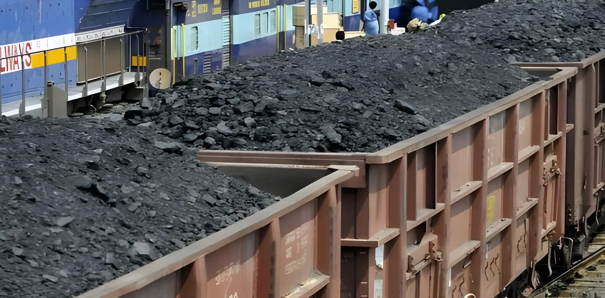 freight-train-derails-on-loop-line-in-thatta-damaging-railway-track