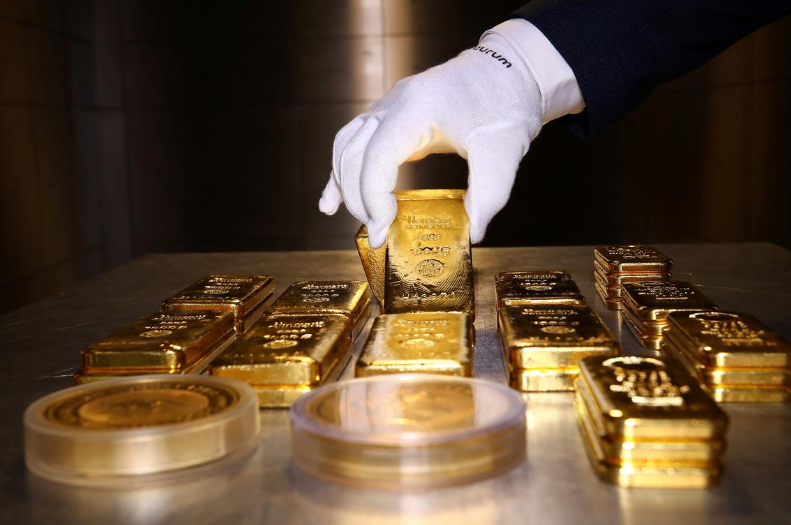 gold-prices-continue-plunging-in-pakistan-global-markets