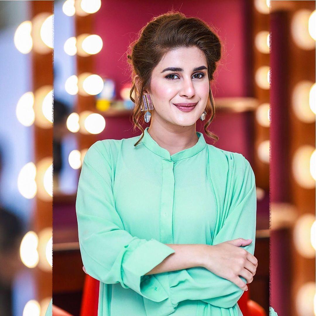 kubra-khan-unfollowed-pm-imran-khan-and-things-blew-a-little-out-of-proportion