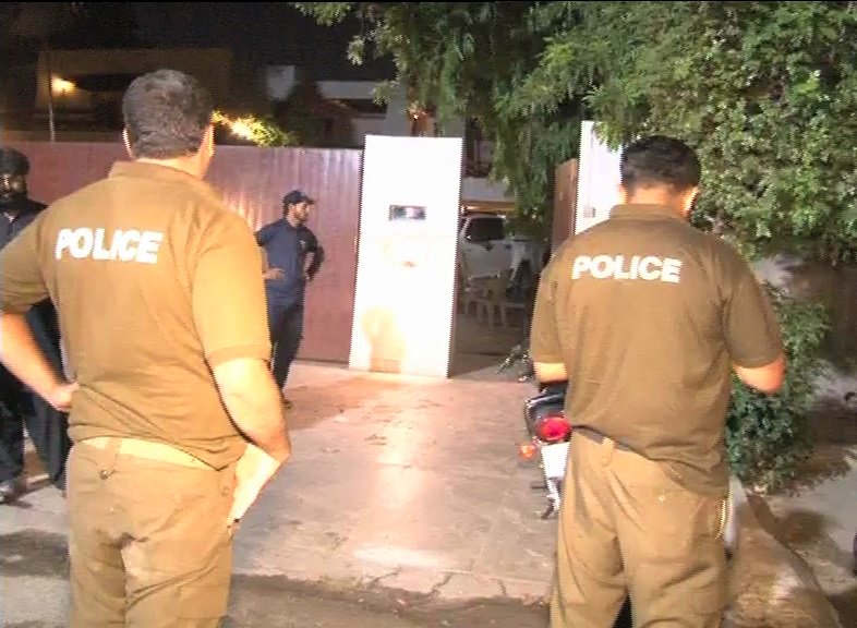 police-crackdown-on-pti-leaders-workers-ahead-of-azaadi-march