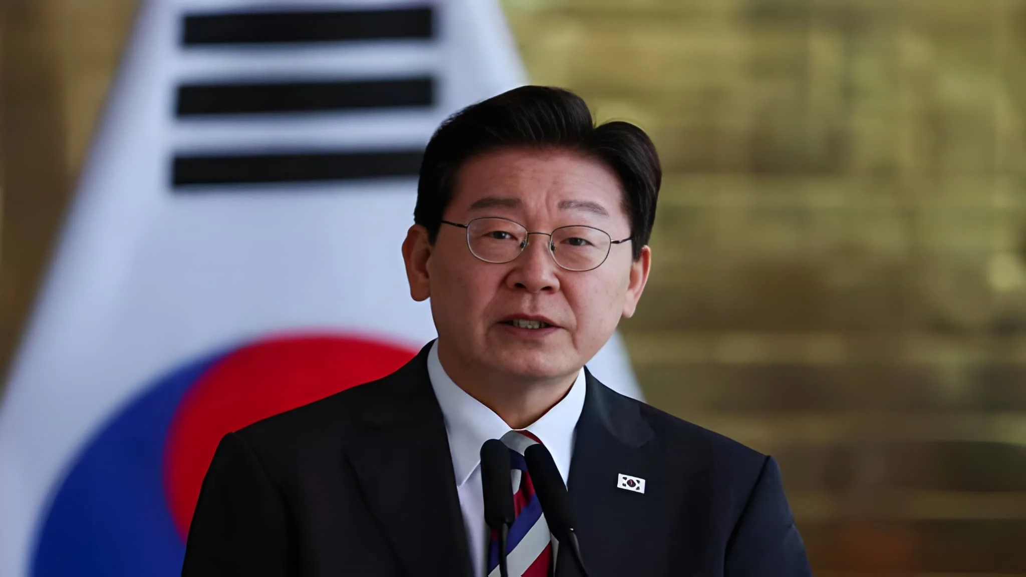 south-koreas-lee-urges-talks-with-north-korea-to-replace-armistice