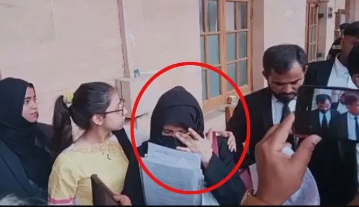 bushra-iqbal-gets-emotional-after-court-stops-aamir-liaquat-s-postmortem