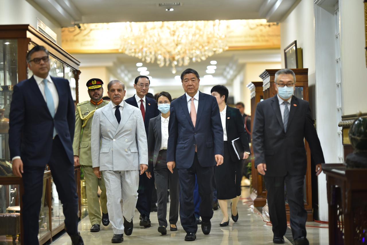 chinese-vice-premier-gets-warm-welcome-upon-arrival-at-pm-house