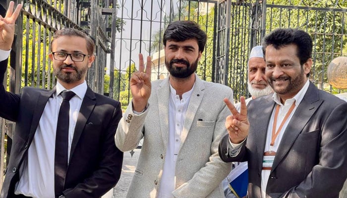 famous-chaiwala-arshad-khan-gets-his-cnic-unblocked