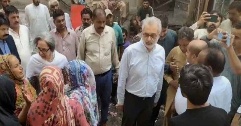 justice-qazi-faiz-esa-visits-affected-colony-in-jaranwala-alongside-his-wife
