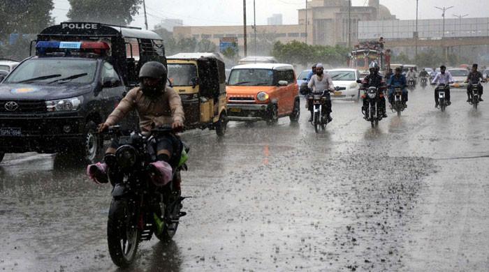 rainfall-brings-relief-and-pleasant-breeze-to-karachi