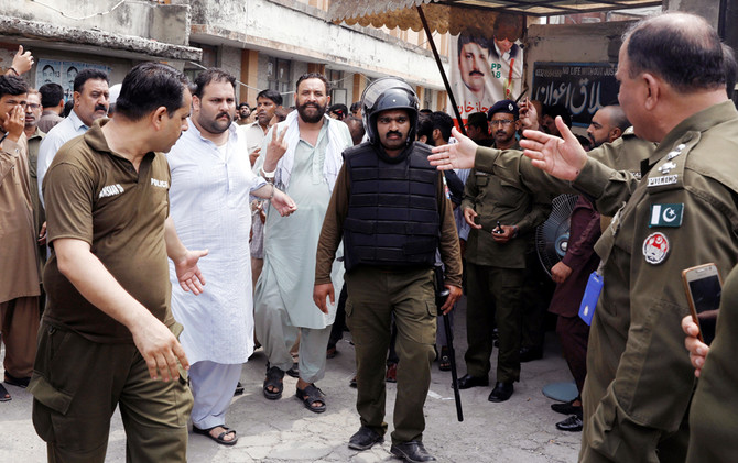 as-pml-n-plans-rally-in-mandi-bahauddin-police-arrest-dozens-of-party-leaders
