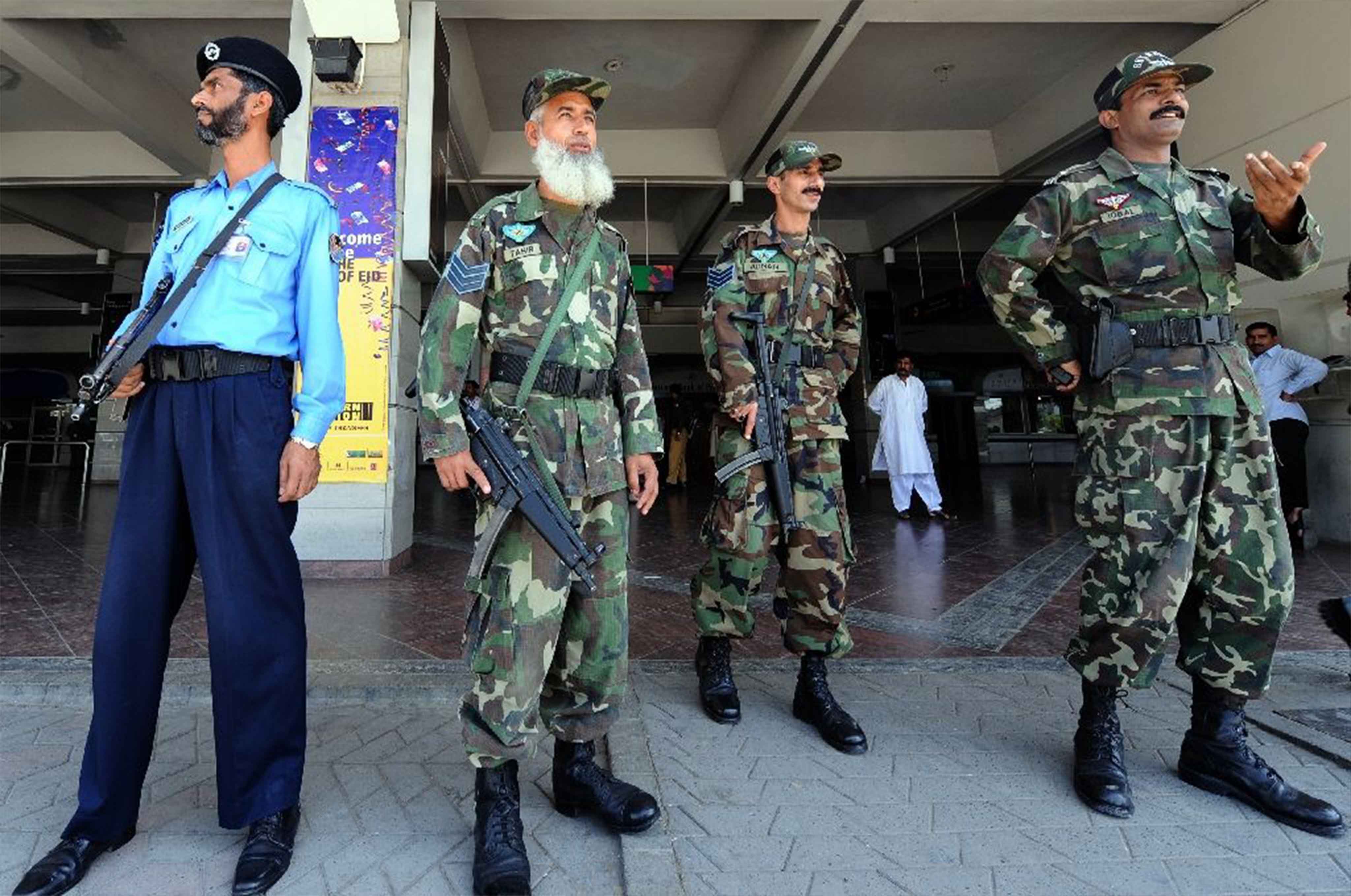 now-only-one-visitor-per-passenger-allowed-at-karachi-lahore-airports