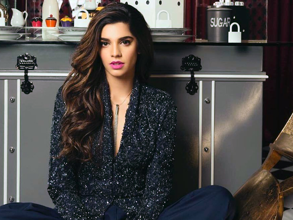 sanam-saeed-calls-for-helpline-to-stop-suicides