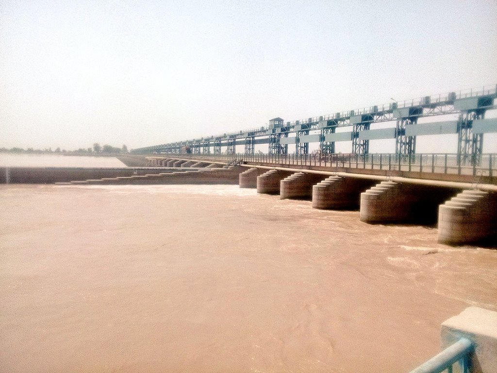 moderate-to-low-level-floods-passing-through-ravi-chenab