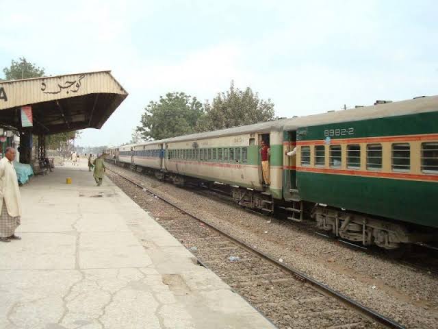 one-injured-in-firing-at-shah-hussain-express-near-gojra