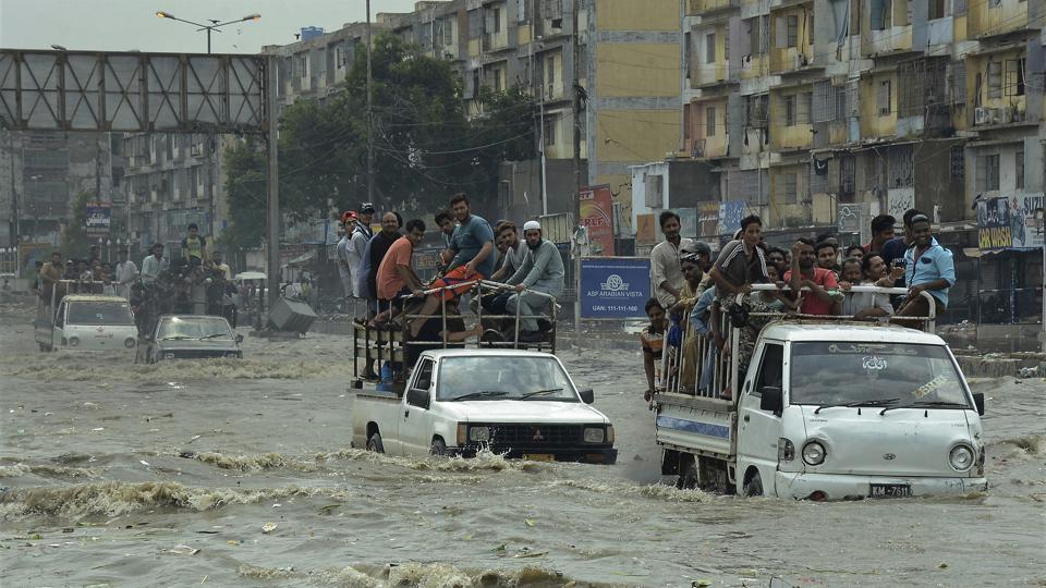 five-electrocuted-as-persistent-rain-inundates-several-areas-in-karachi