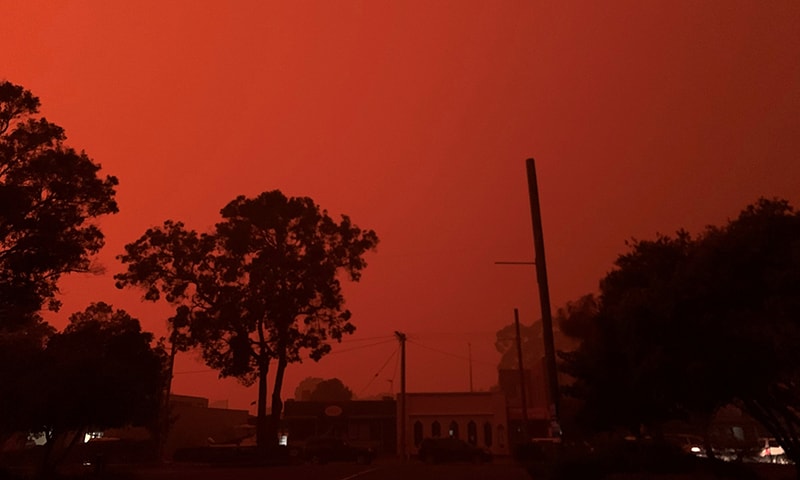 bushfires-reach-melbourne-as-heatwave-fans-blazes