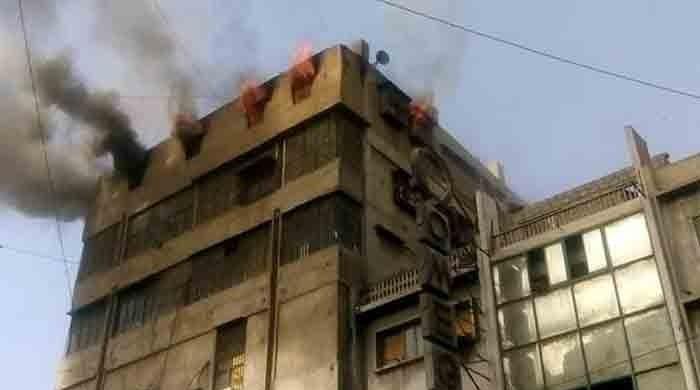 fire-erupts-in-saddar-building