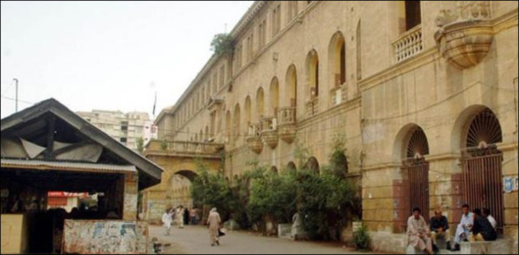 court-extends-bail-of-woman-who-threatened-a-cop-in-karachi