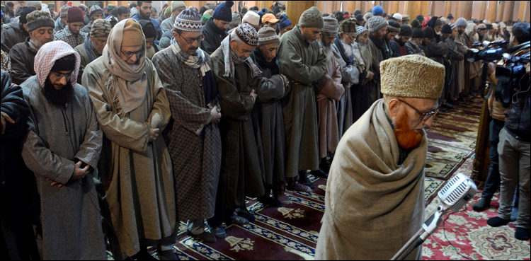 friday-prayers-held-at-indian-occupied-kashmirs-grand-mosque-after-four-months
