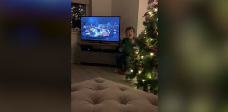 watch-minor-boy-uses-sign-language-to-interpret-show-for-deaf-parents
