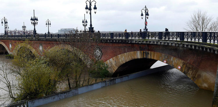 fierce-winds-leave-220000-homes-without-power-in-southern-france