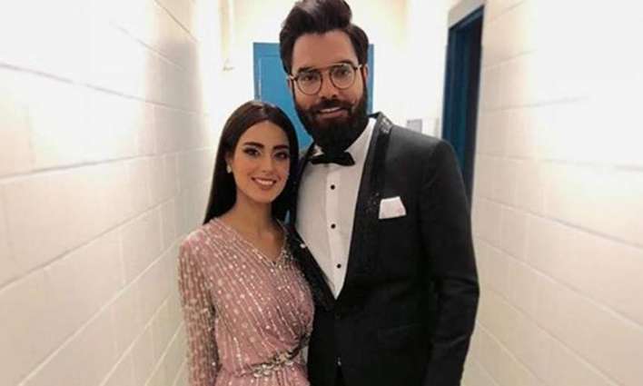 iqra-aziz-awards-best-chef-certificate-to-yasir-for-making-delicious-pulao