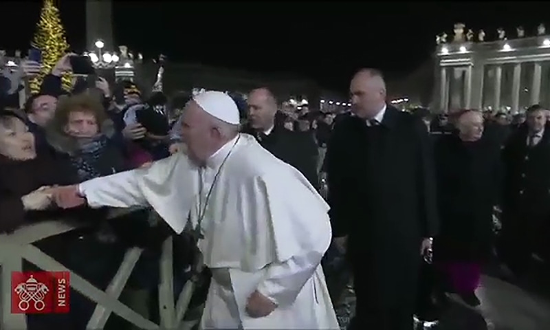 pope-sorry-for-slapping-woman