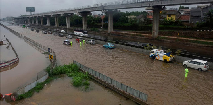 floods-in-indonesias-capital-kill-nine-force-thousands-to-evacuate