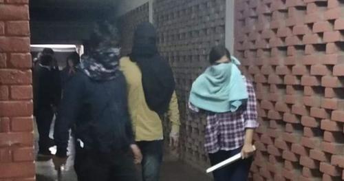masked-men-attack-pro-left-students-in-delhi-varsity