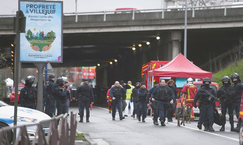 one-killed-in-paris-stabbing-an-assailant-shot-dead