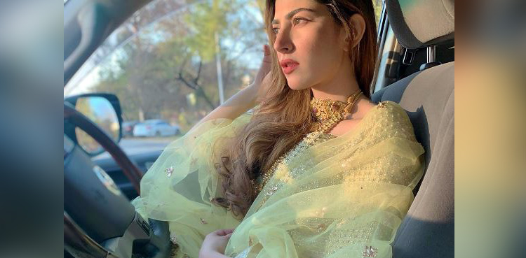 naimal-khawar-leaves-husband-hamza-ali-abbasi-love-struck