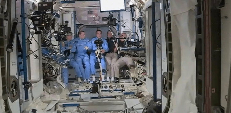 us-astronauts-enter-space
