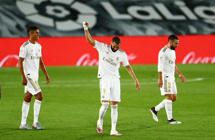 stunning-benzema-strike-crowns