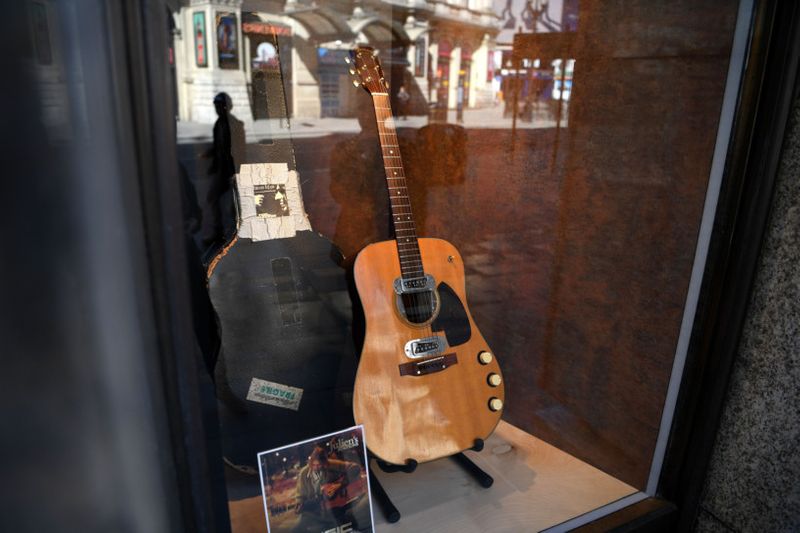 cobain-unplugged-guitar-sells