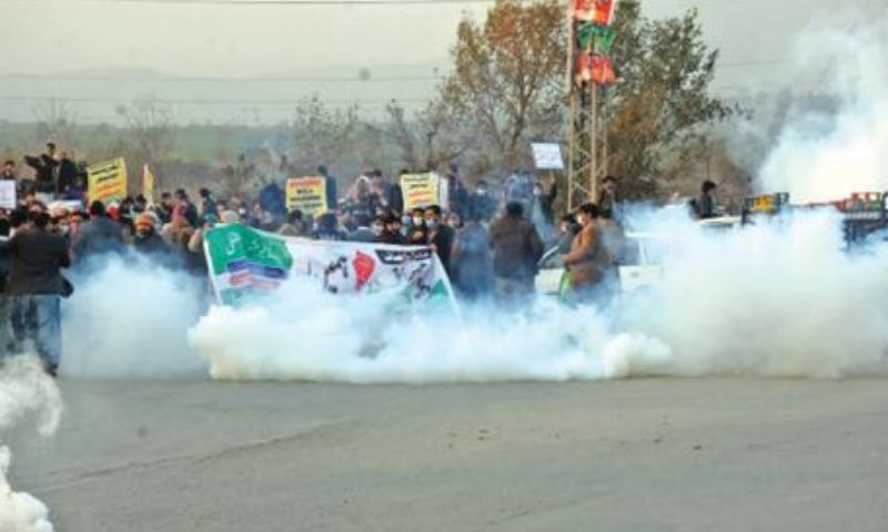 police-fire-tear-gas-at-protesting-govt-employees-in-islamabad%db%94