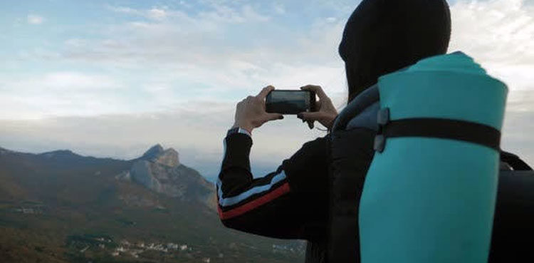 woman-engrossed-with-mobile-phone-falls-from-100-feet-cliff