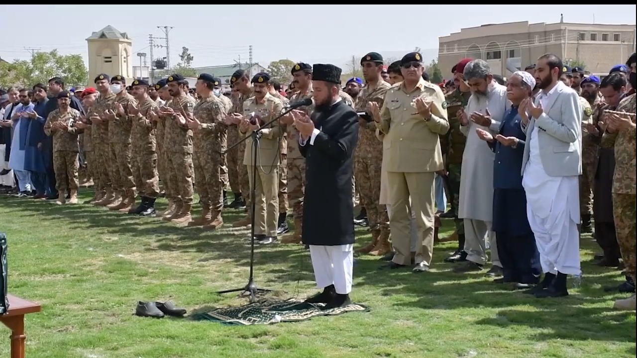 coas-qamar-bajwa-offers-funeral-prayers-of-lt-gen-sarfraz-ali-says-ispr