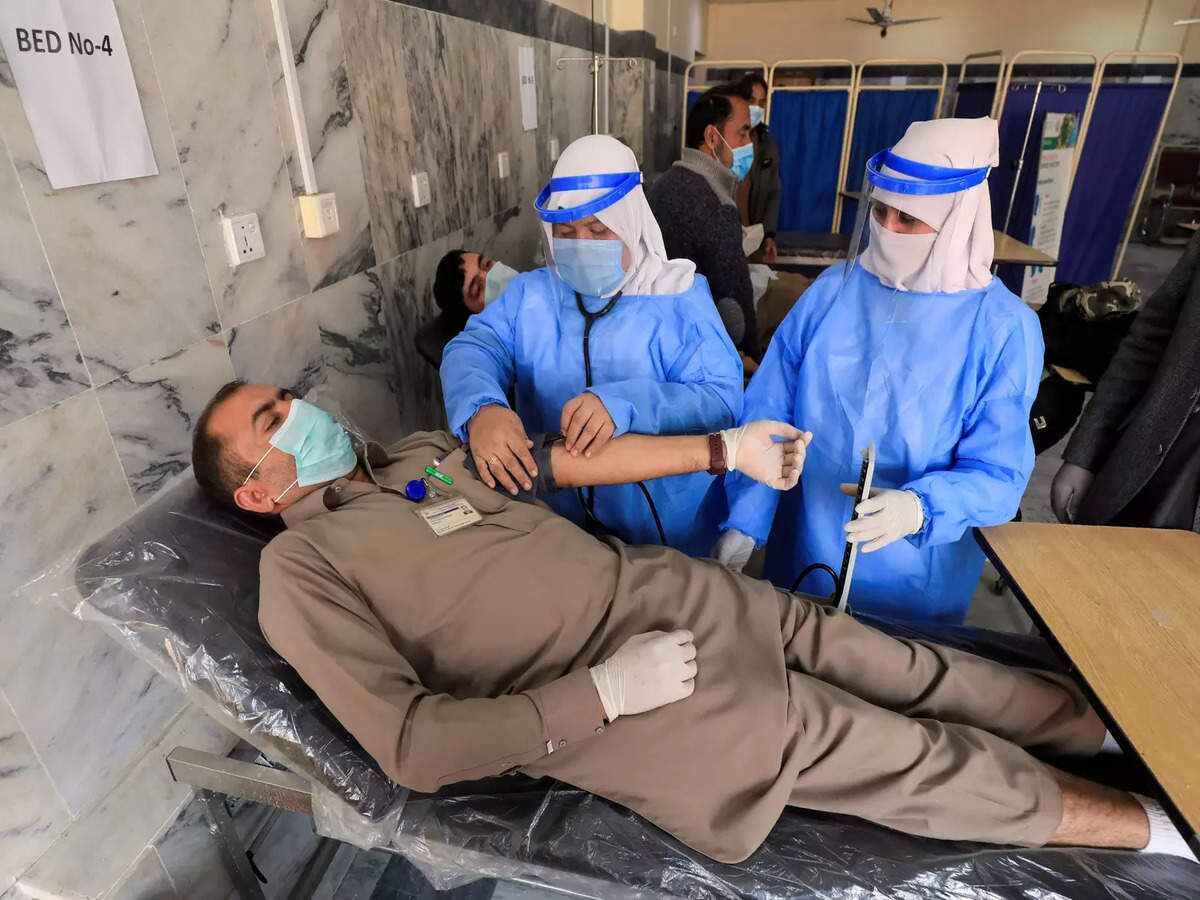 covid-19-pakistan-reports-552-cases-15-deaths