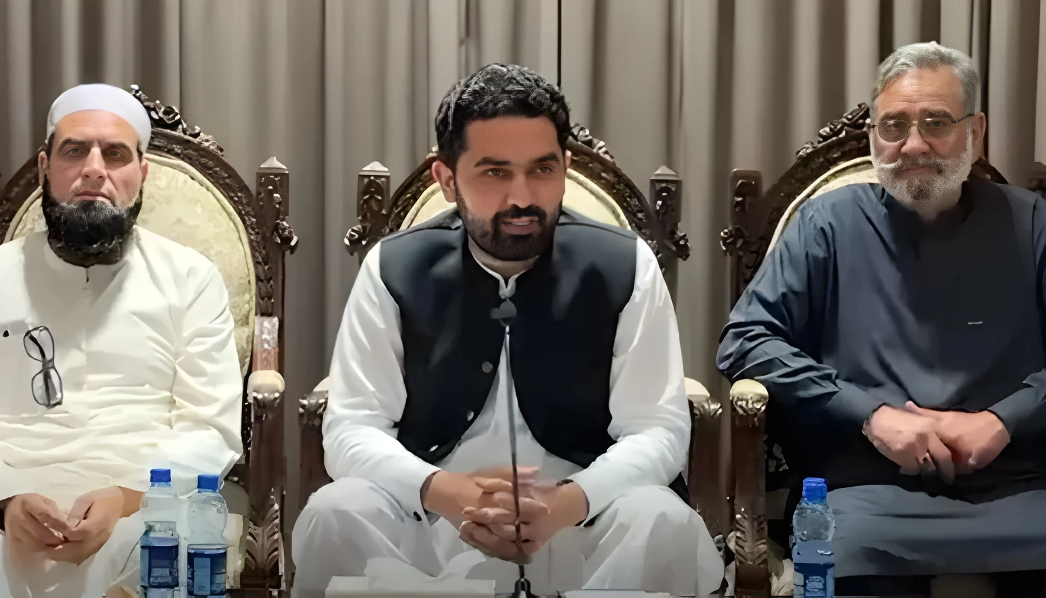 Cracks appear in PTI as over 25 lawmakers skip KP parliamentary meeting