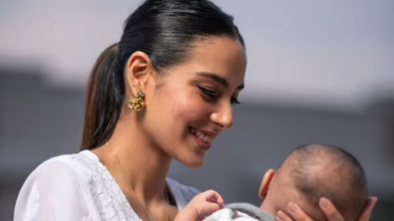 iqra-aziz-borrows-t-shirt-from-baby-kabir-s-wardrobe